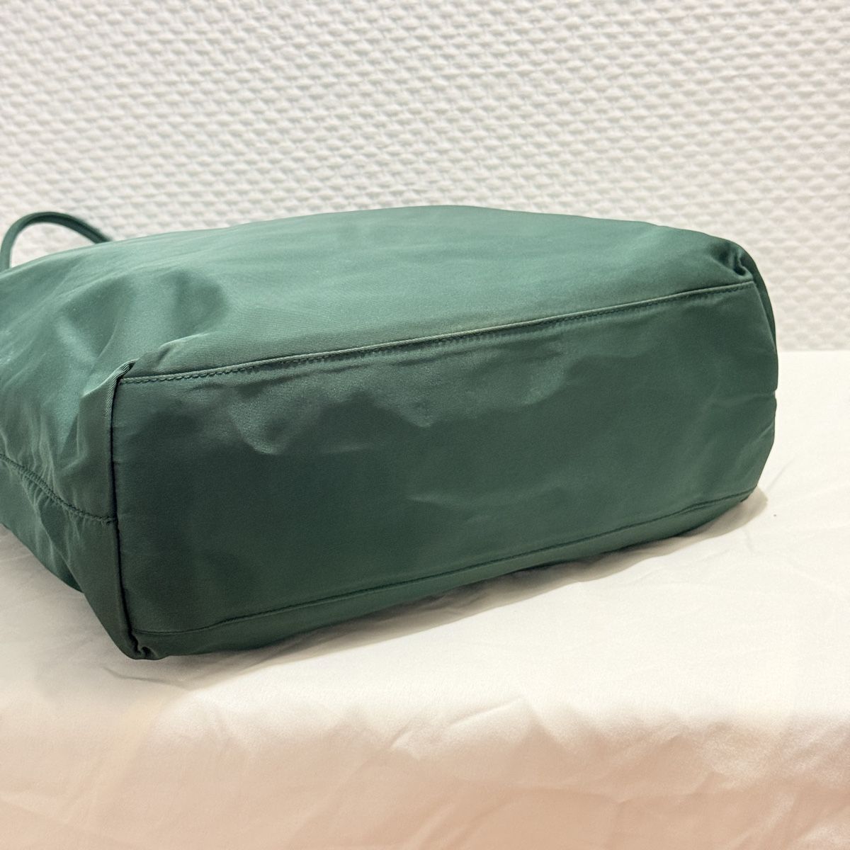 Prada Taschen: Prada Nylon Tessuto Handbag Tote – Gebraucht aus Geneve von DarlingVintage 7