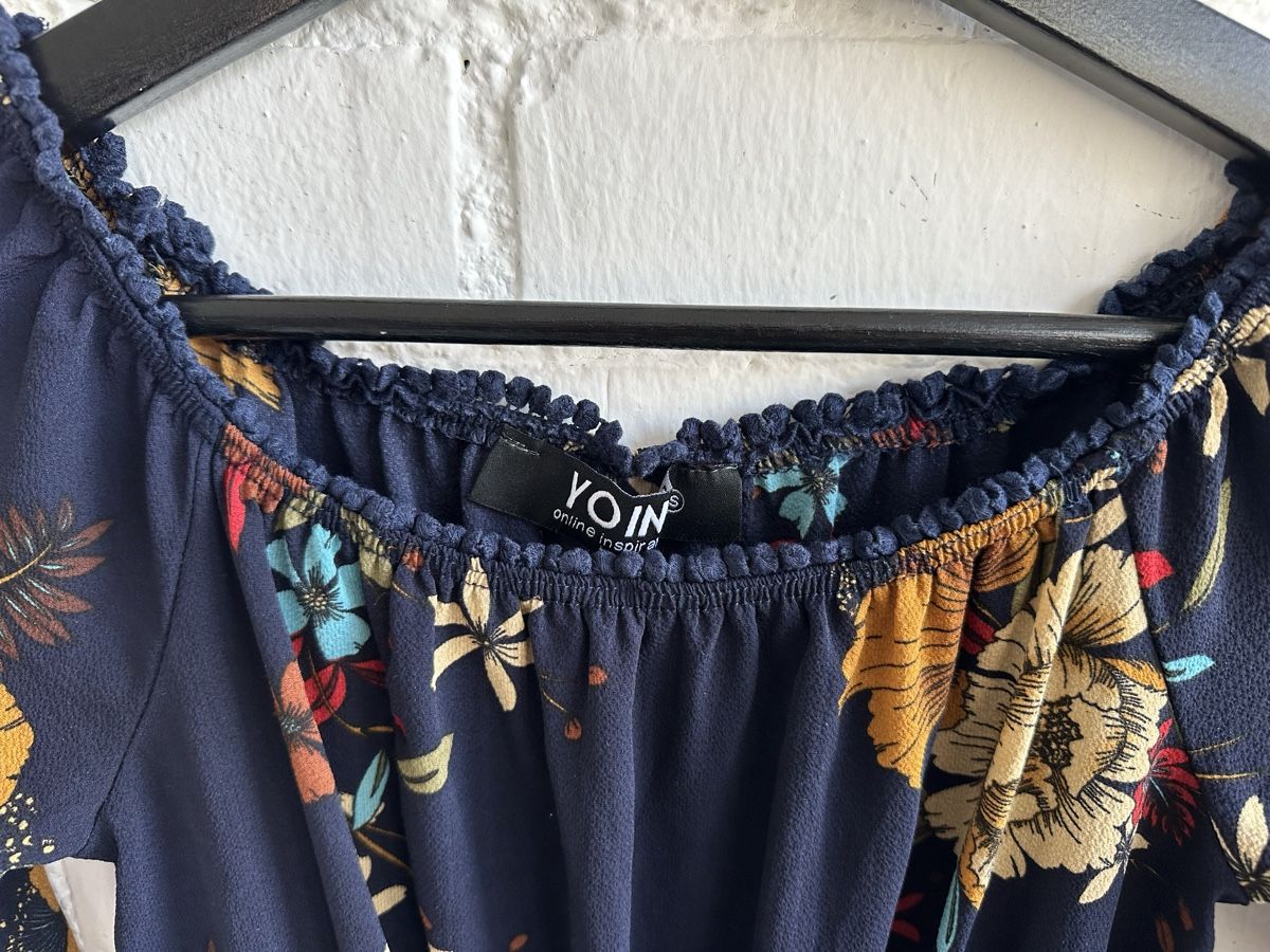 Tute: Dunkelblauer, kurzer Jumpsuit mit Blumenmuster von Yoins – Usato da Bern venduto da Fraeuleinhonig 3