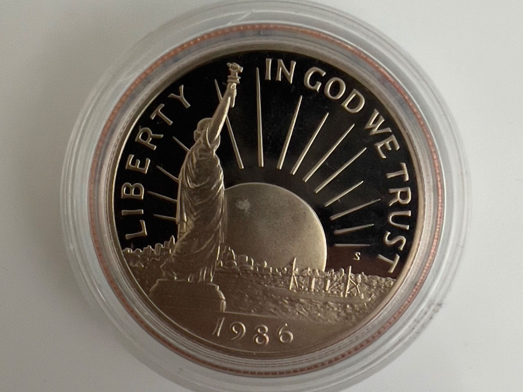 Tutti le monete: USA Freiheitsstatue Halber Dollar 1986-S Proof – Nuovo e nell'imballaggio originale da Adliswil venduto da 0ml4t