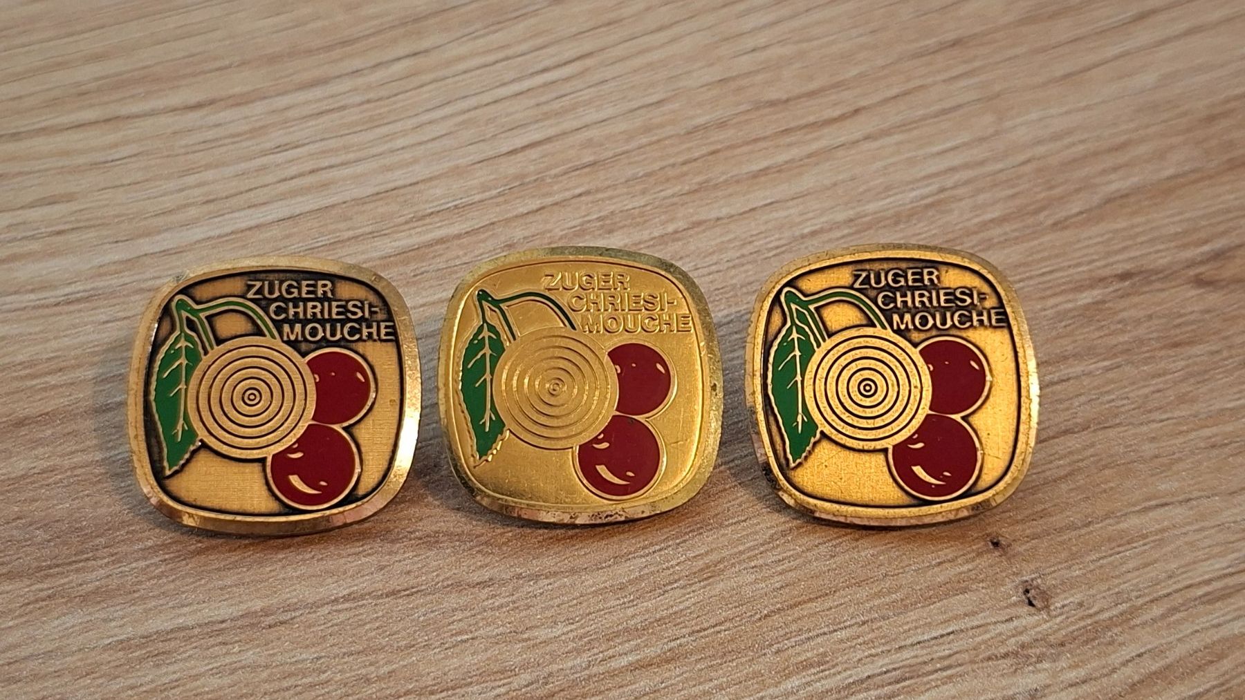 Plaquettes & Badges: 3x Zuger Chriesi-Mouche Ansteckpin – D'occasion à Goldau par Sarantantan