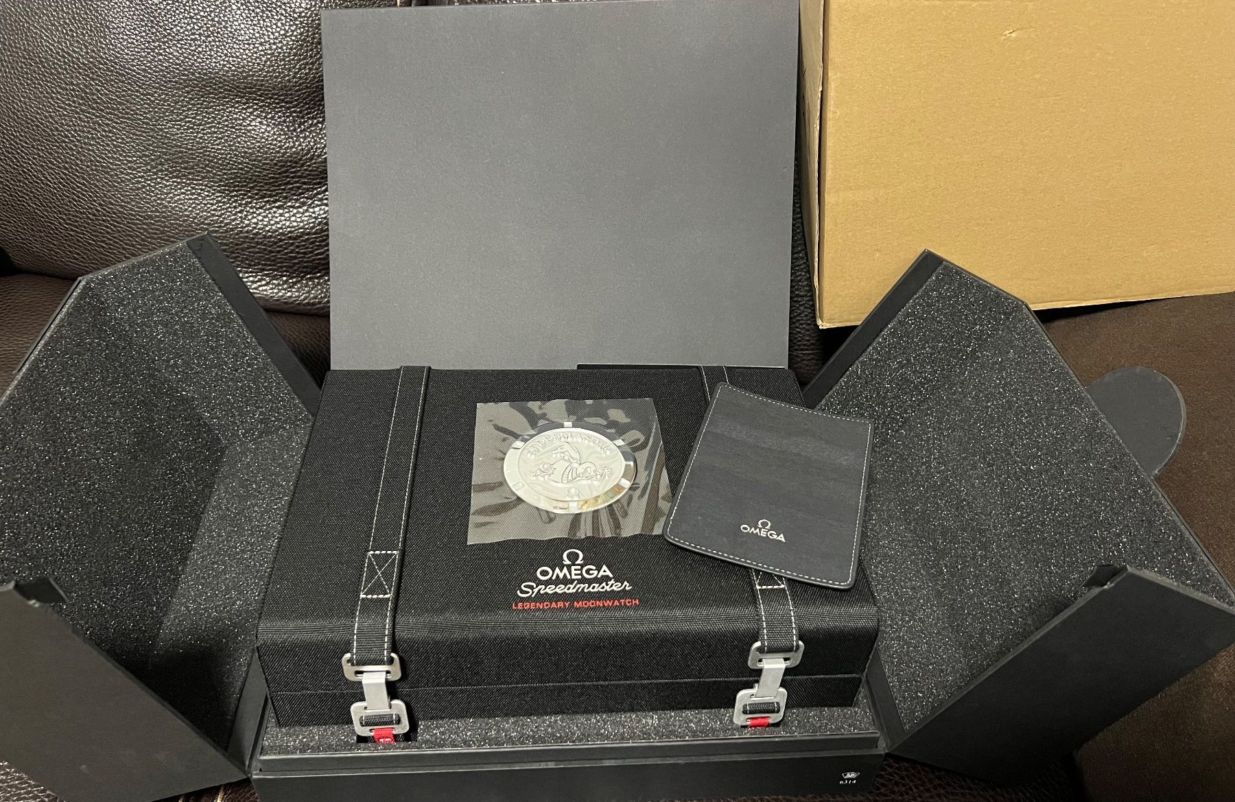 Omega Uhren: Omega Speedmaster Moonwatch Original Box – Neu und originalverpackt aus Basel von