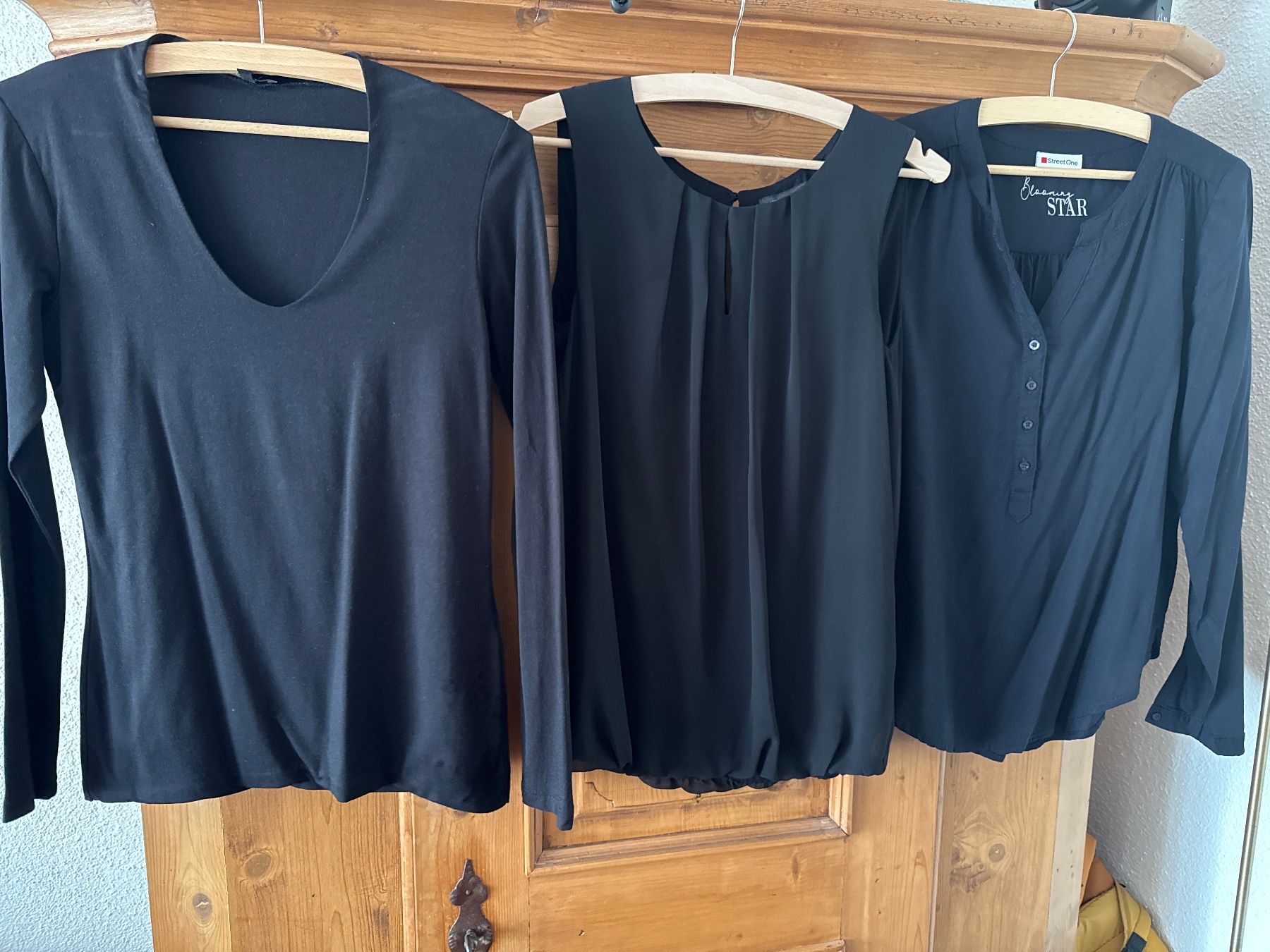 Lotti di vestiti: 3 elegante, schwarze Oberteile, Gr. 34 – Usato da Winterthur venduto da britsi