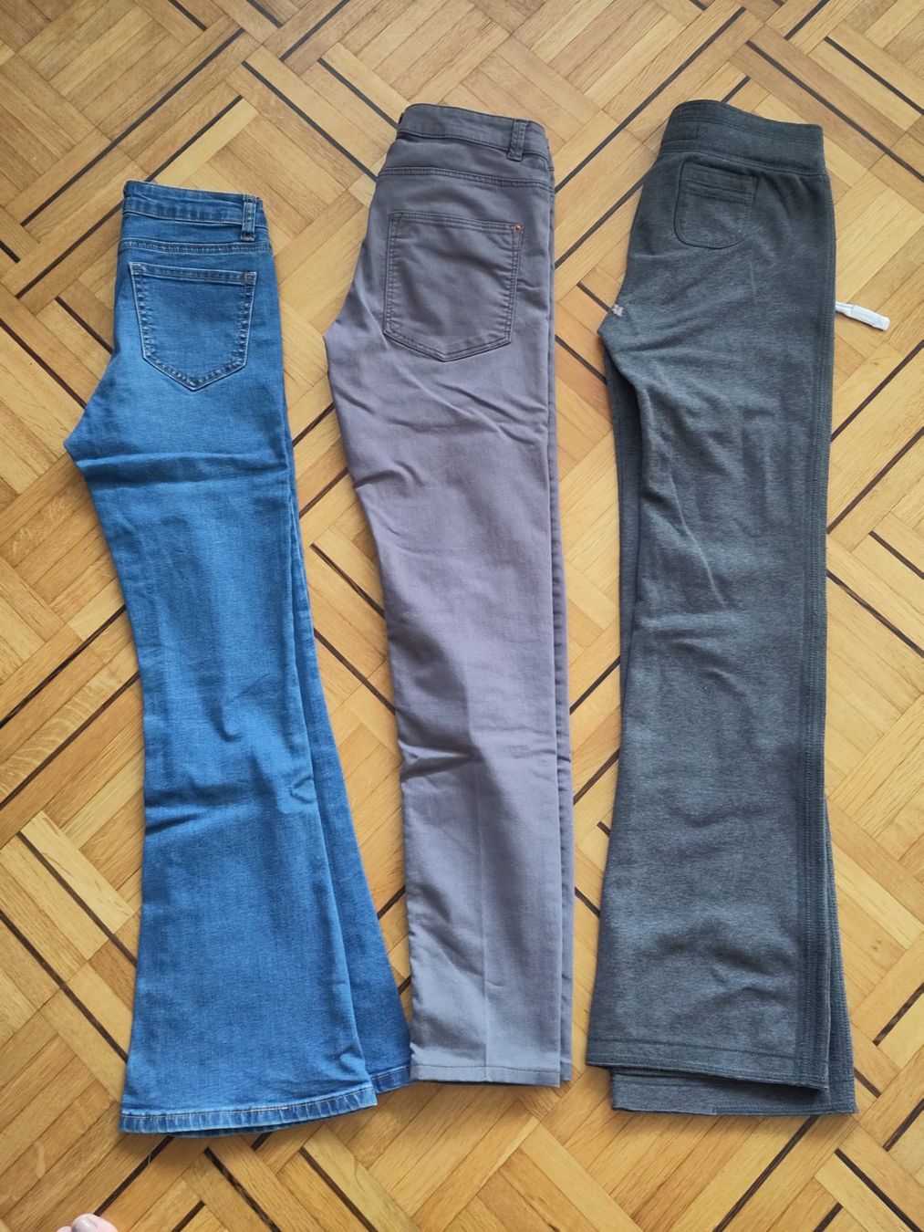 Lotti & Set di vestiti: 2 jeans + 1 jogging -mädchen Gr. 145-150 – Usato da Fribourg venduto da monca 1