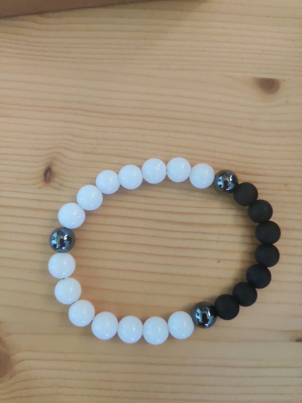Armbänder & -reifen: Weisses Jade-Perlenarmband – Neu und originalverpackt aus Brienz BE von Pacetrace