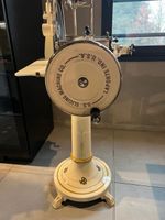 U.S. Berkel Modell 7 Restauriert - Creme/Gold mit Sockel
