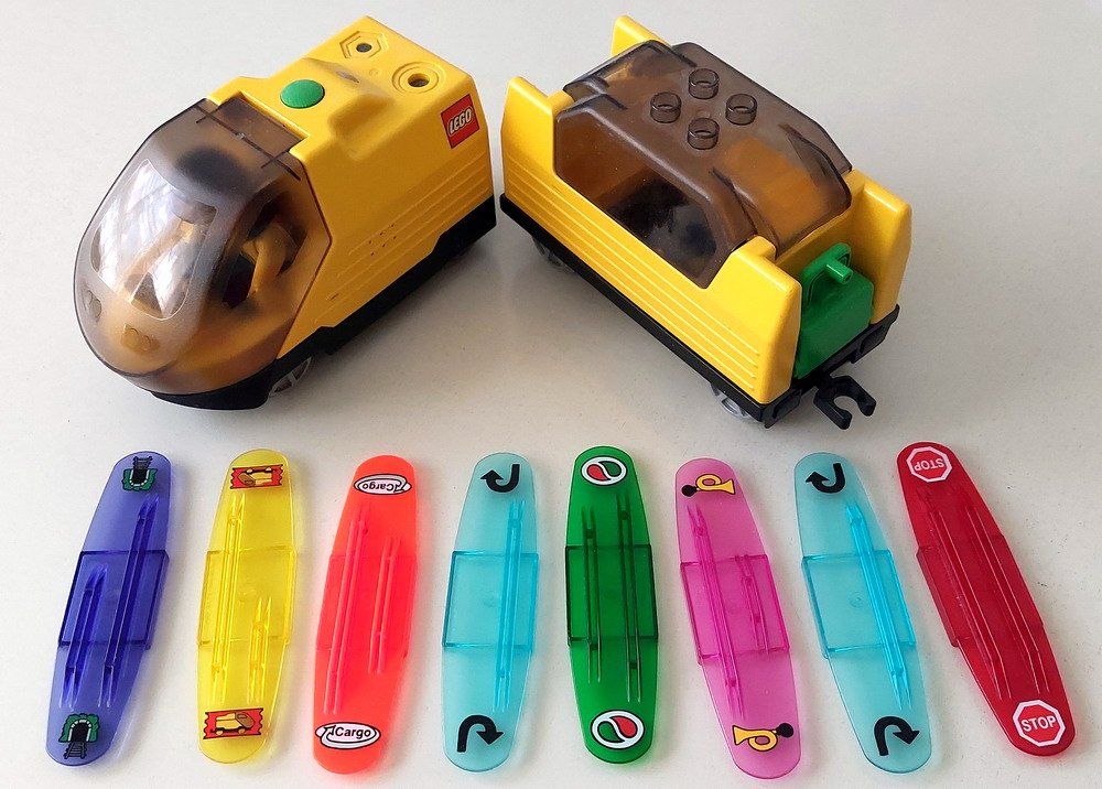 Duplo Spielzeuge: 8 DUPLO Intelli Codesteine / 1 Lok mit Anhänger – Gebraucht aus Uitikon Waldegg von  2