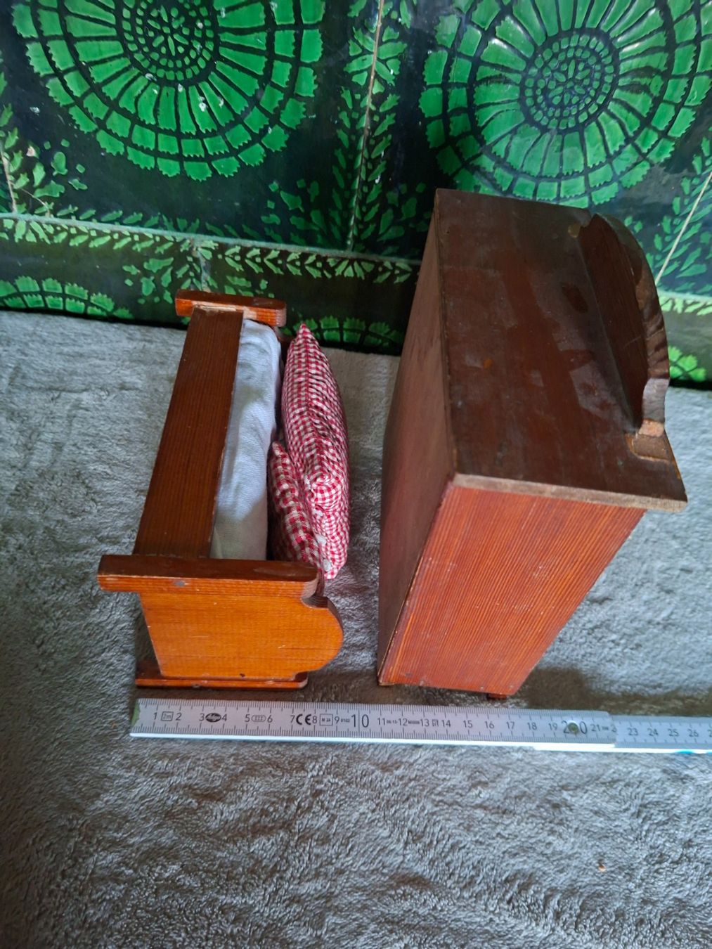 Case e mobili per bambole: Altes Puppenstube Möbel Set, Bett und Schrank aus Holz – Usato da Otelfingen venduto da silver-moon 5