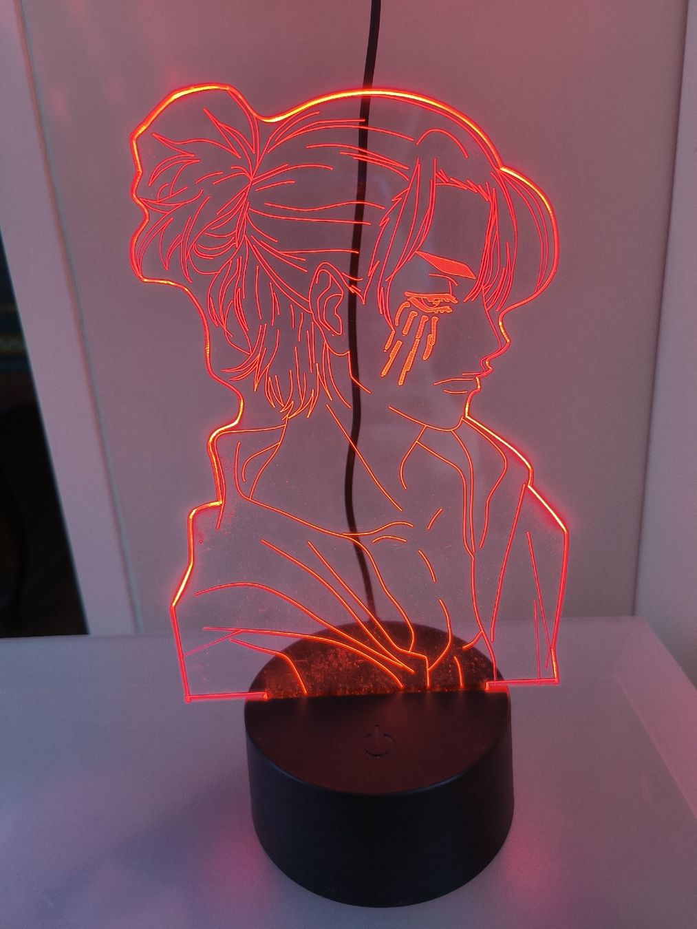 Tutte le decorazioni: LED Eren Yeager Figur 3D Optik mit USB C Kabel – Nuovo (secondo la descrizione) da Zug venduto da kat_q98k