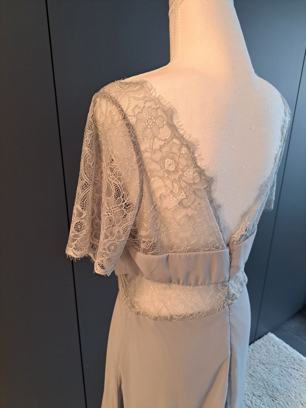 Asos Vestiti: Brautjungfernkleid, Hellgrau, Grösse 42, NEU – Nuovo (secondo la descrizione) da La Neuveville venduto da Vestiaire_2011 1
