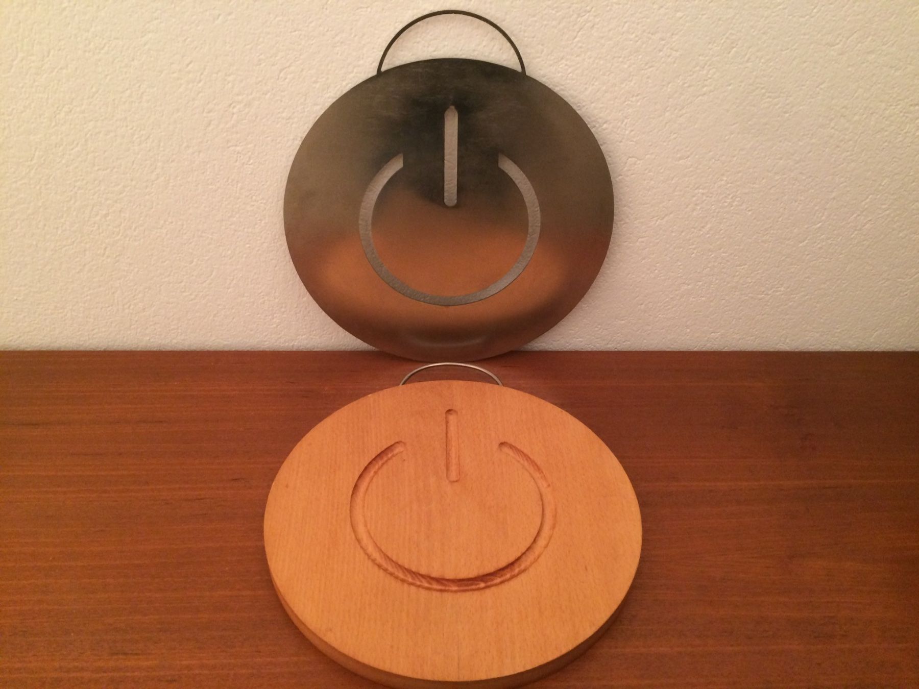 Elettrodomestici da cucina: Power Button Holz Schneidebrett + Edelstahl Untersetzer – Usato da Zürich venduto da Vintagewiesel 2