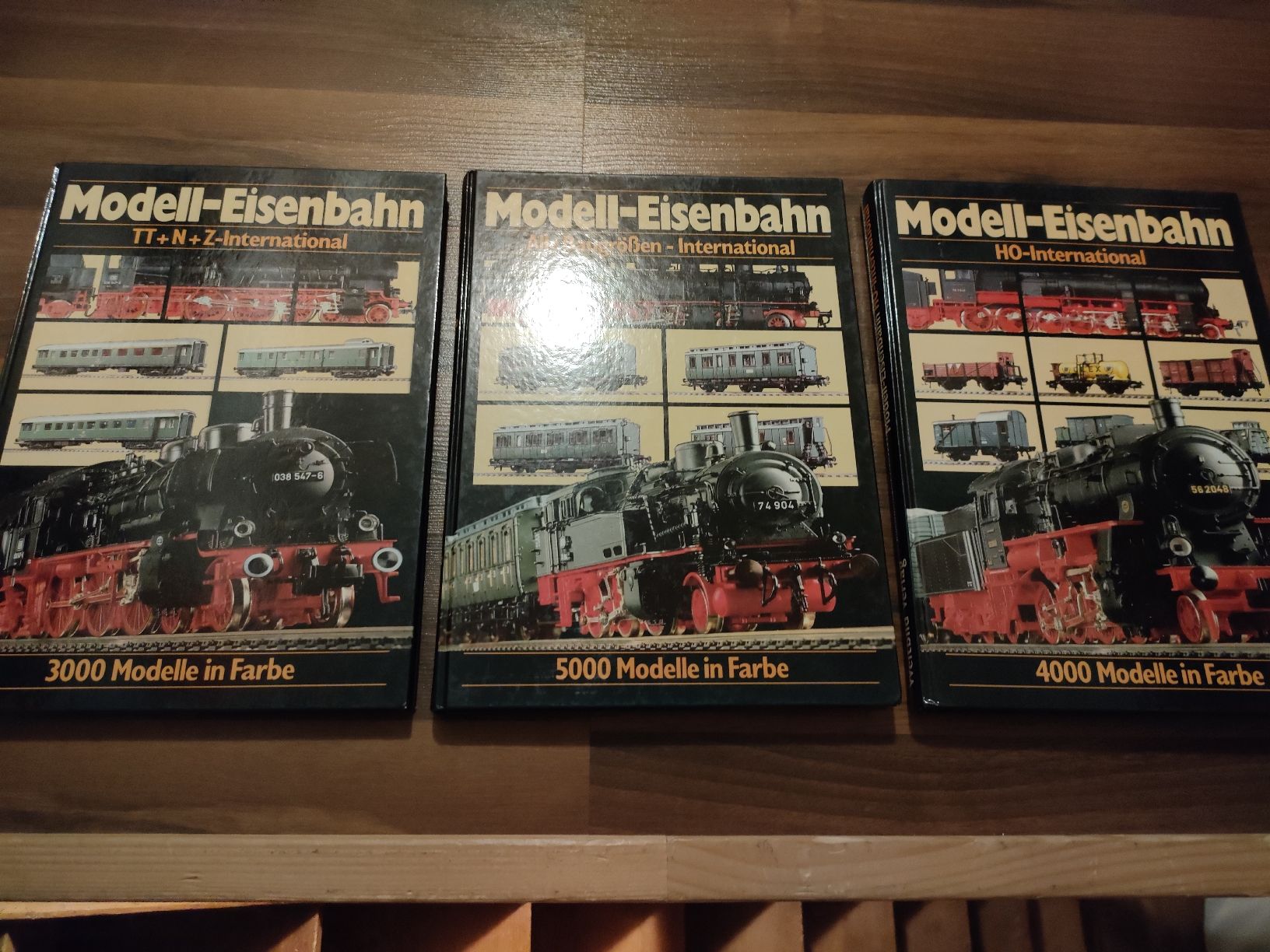 Libri: Modell Eisenbahn Bücher, International, – Usato da Leuggelbach venduto da Schreiner21