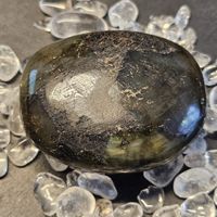 Labradorit Handschmeichler / polierter Heilstein (109g)