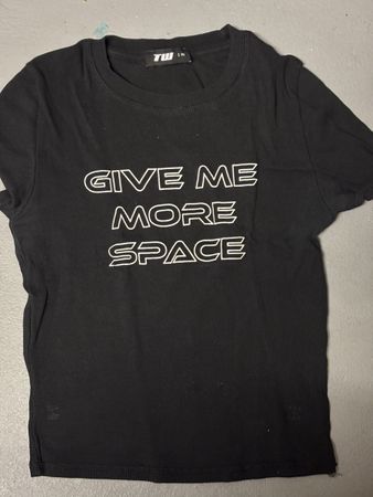 Schwarzes Top mit Aufschrift 