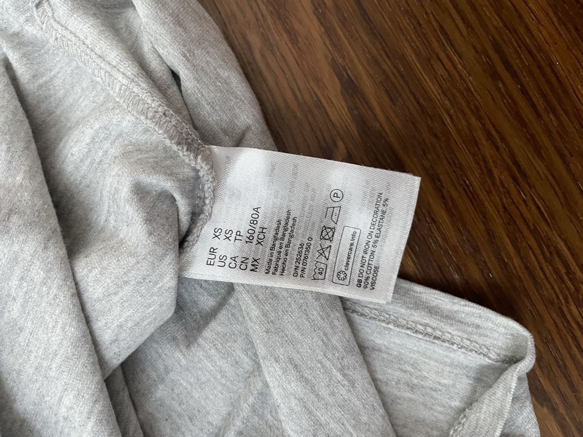 H&M T-shirt: T-Shirt mit rotem Rand, xs – Usato da Liestal venduto da ela_2g9s 2