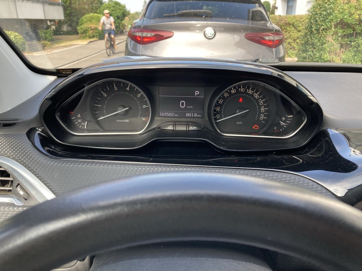 Peugeot Autos: Peugeot 2008 1.2 e STT beige met. – D'occasion à Riehen par Estello 4
