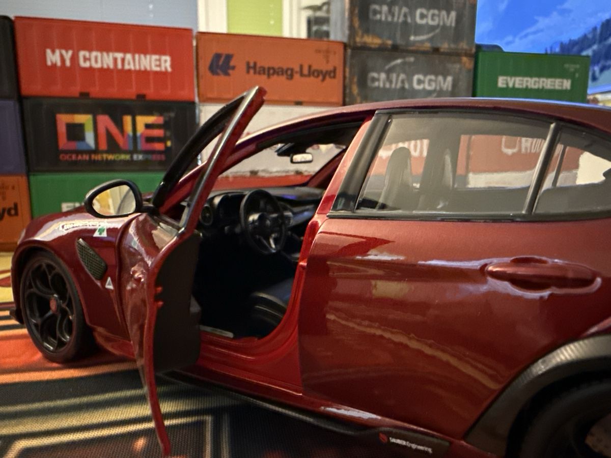 Alfa Romeo Modellautos: Alfa Romeo Giulia  Weinrot  – Neu und originalverpackt aus Basel von Zomeg 4