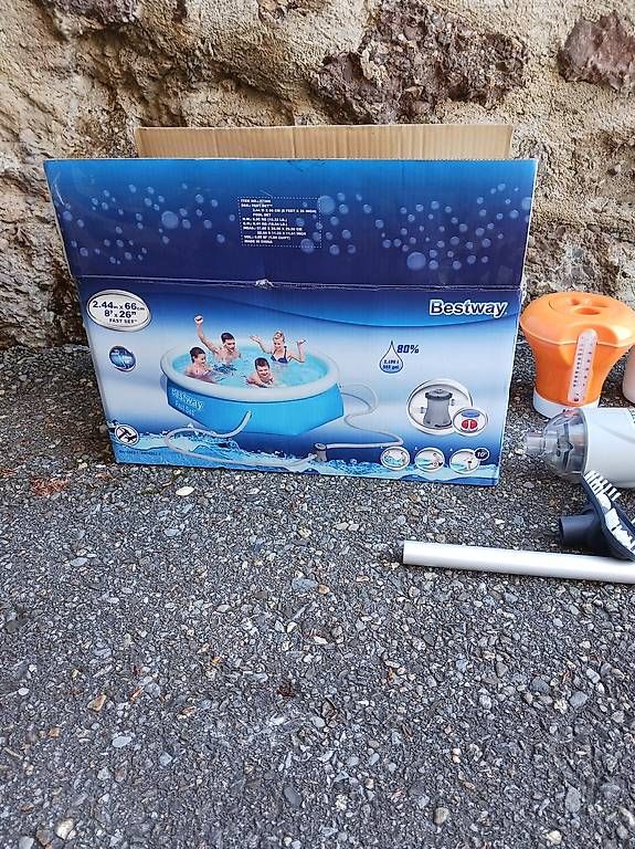 Bestway Schwimmbad: Piscine Bestway + accessoires – Gebraucht aus Le Mont-Pèlerin von Tonxr 1
