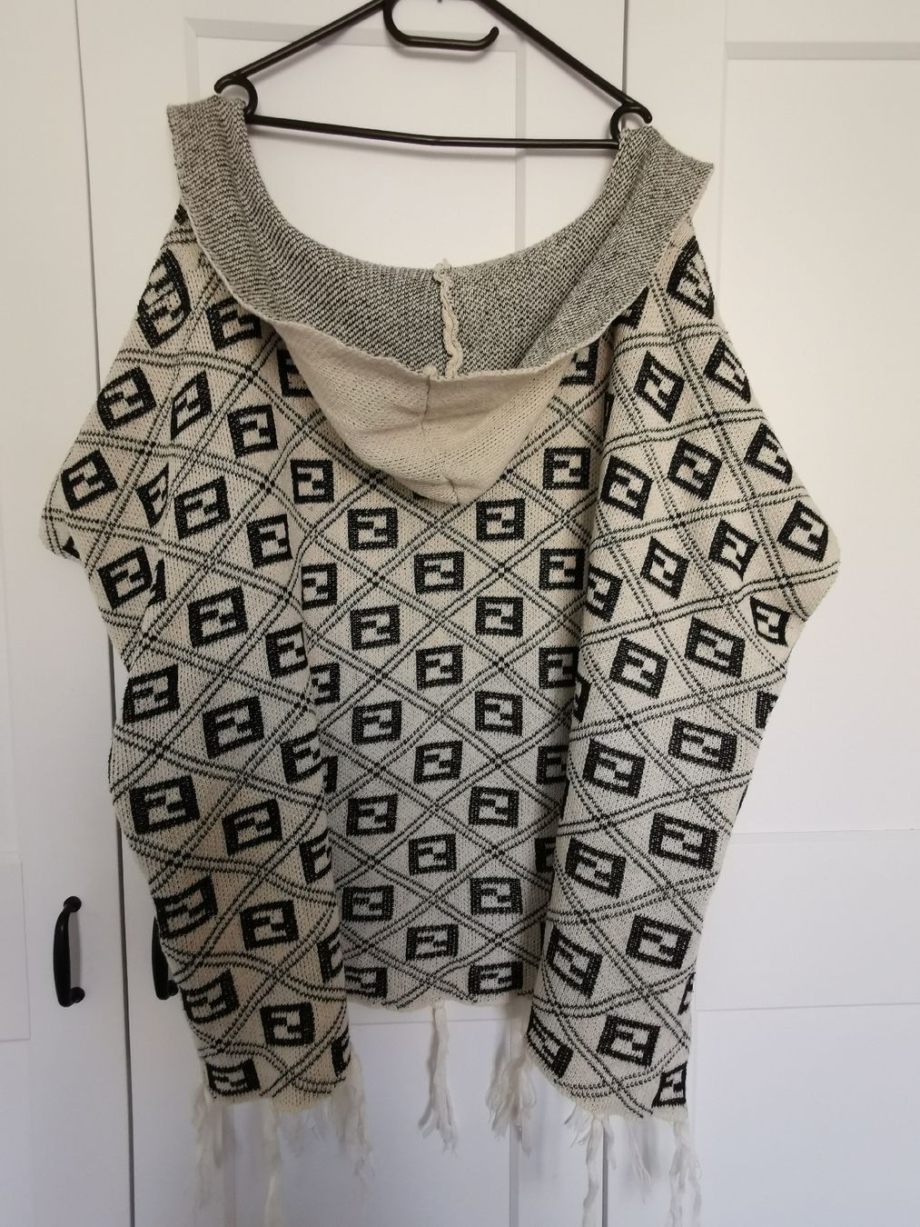 Sonstige Kleidung & Accessoires: Poncho mit Musterung – Neu (gemäss Beschreibung) aus Zürich von Immoertel 1