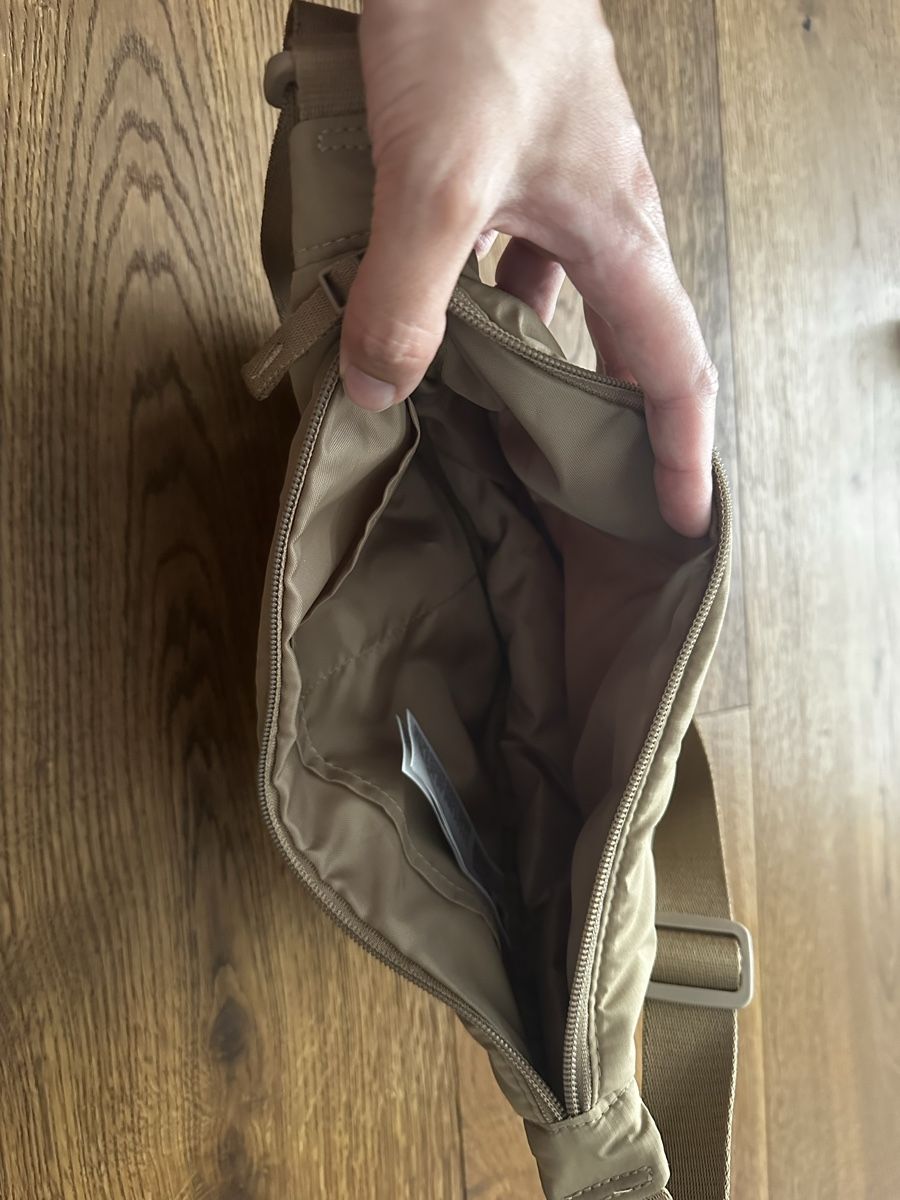 Uniqlo Borse: Uniqlo Bauchtasche beige/hellbraun – Usato da Rudolfstetten venduto da Jenna.Bananna 2