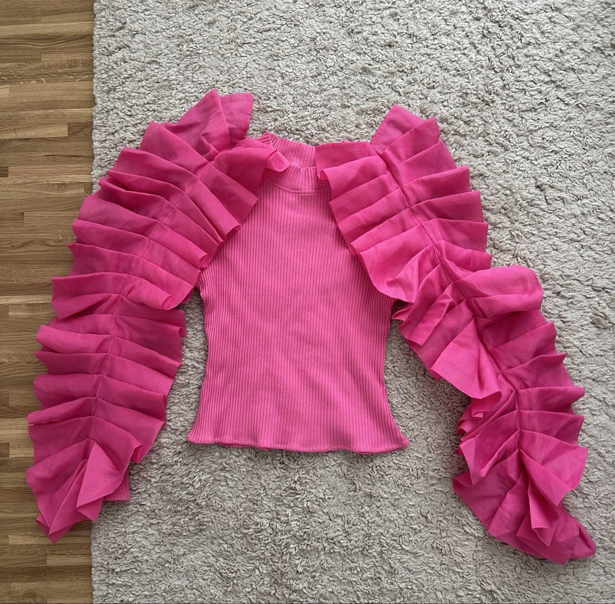 Pulls & Sweat-shirts: Pullover pink mit Rüschenärmel – D'occasion à Dübendorf par Magis_Stuff