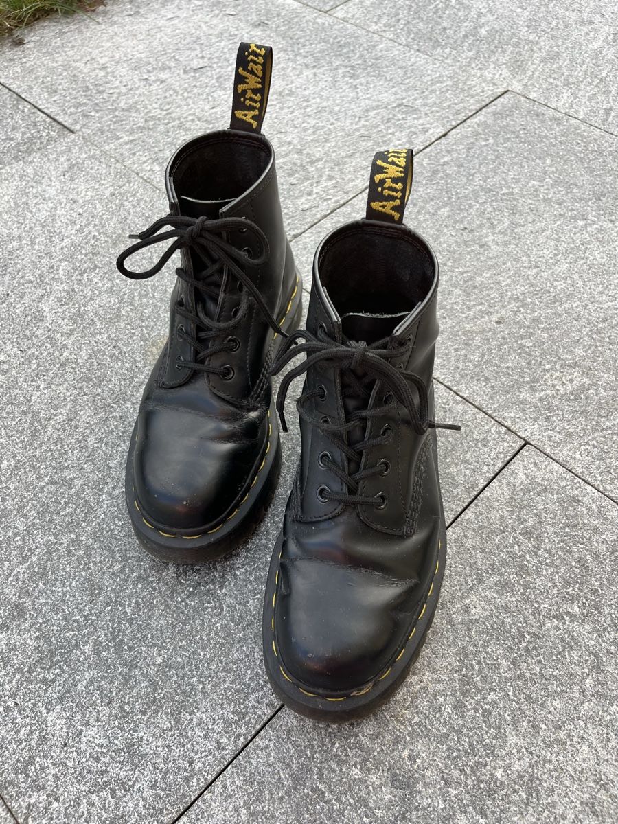 Dr. Martens Scarpe da donna: Dr. Martens black leather boots  – Usato da Unterseen venduto da kellyrochin 3