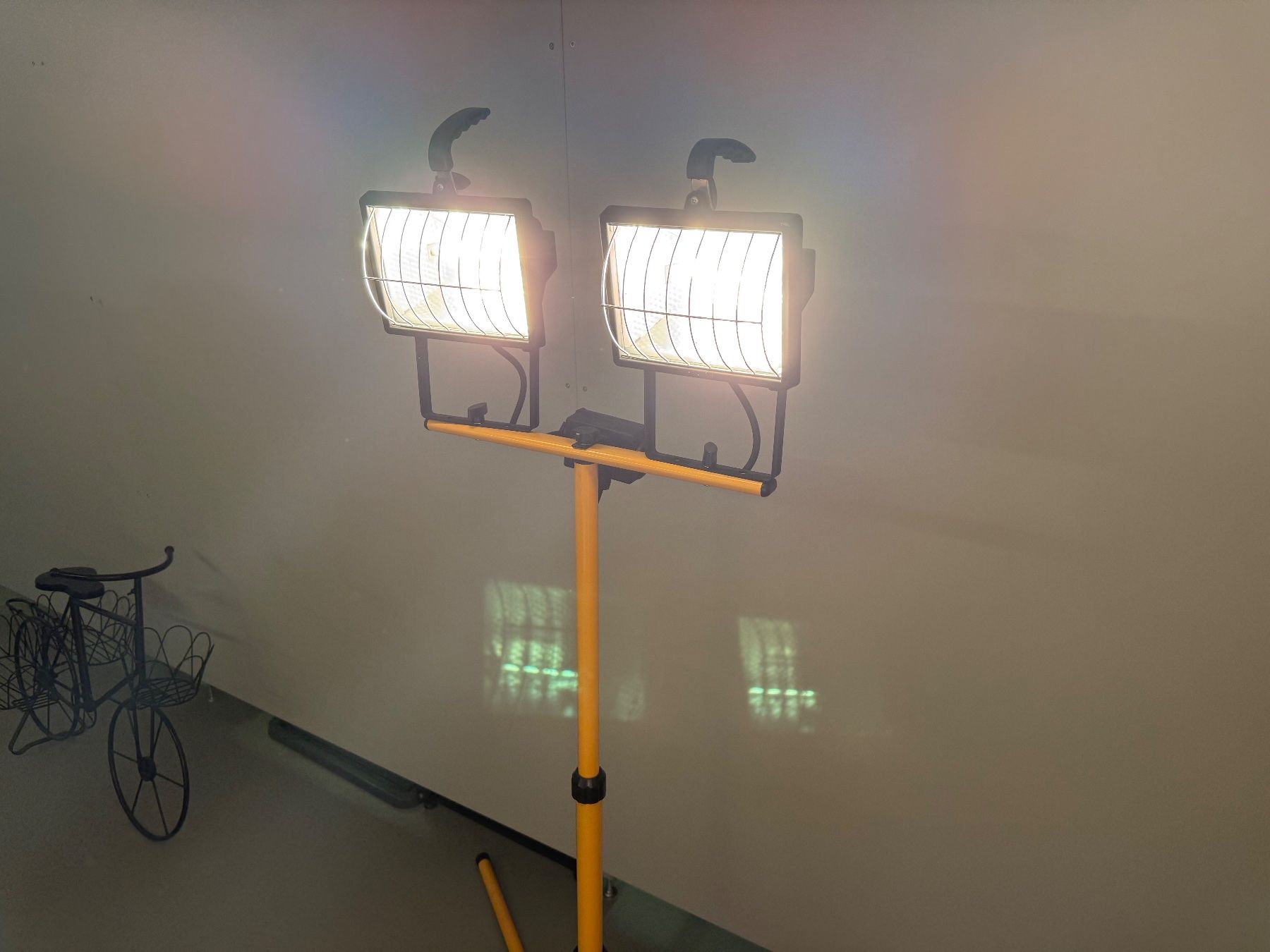 Lampade: Scheinwerfer 2x 500W mit Stativ – Usato da Oberriet SG venduto da Ironkandel 2
