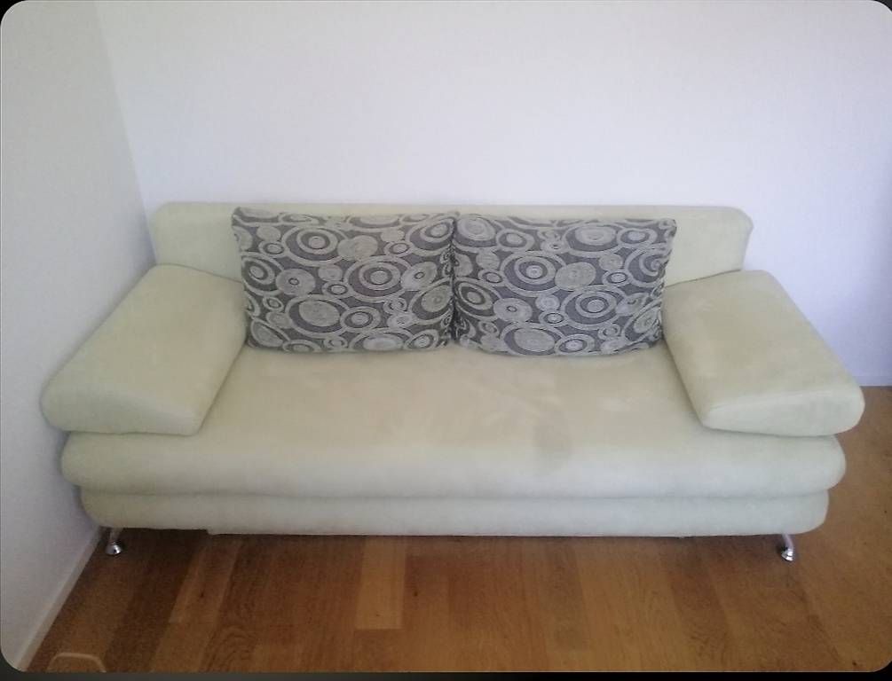 Divani: Hellgrünes Bettsofa mit Kissen – Usato da Sissach venduto da haesli19 2