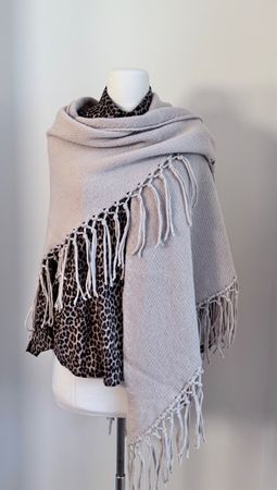 Warmer Strick-Cape mit Fransen, Beige – Herbst-Look!