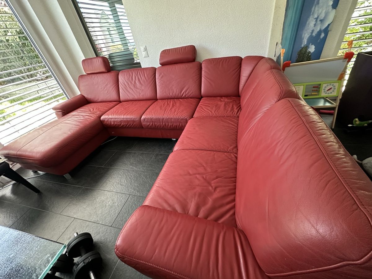 Divani: Red Leather Corner Sofa - Excellent Condition  – Usato da Oensingen venduto da E-Sell 2