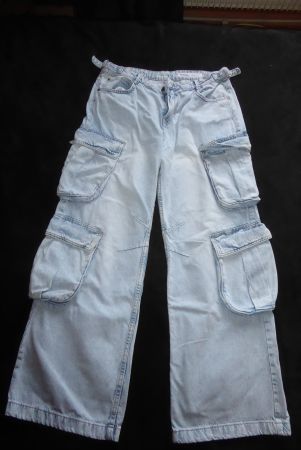 Lässige Jeanshose mit Seitentaschen Gr  42 BERSHKA