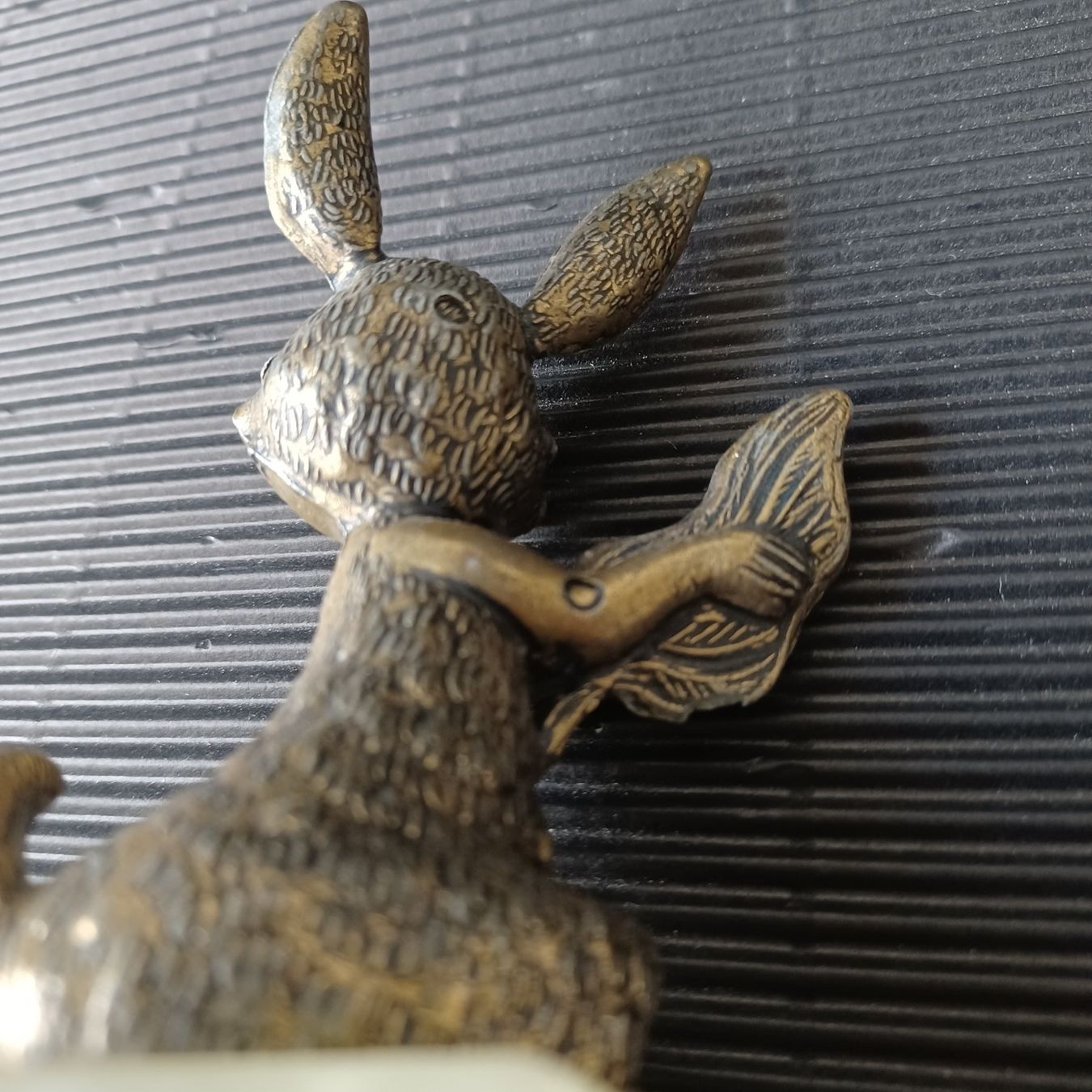 Figuren: HASENFIGUR mit Marmorsockel. Vintage – Gebraucht aus Zürich von Bellabo 2