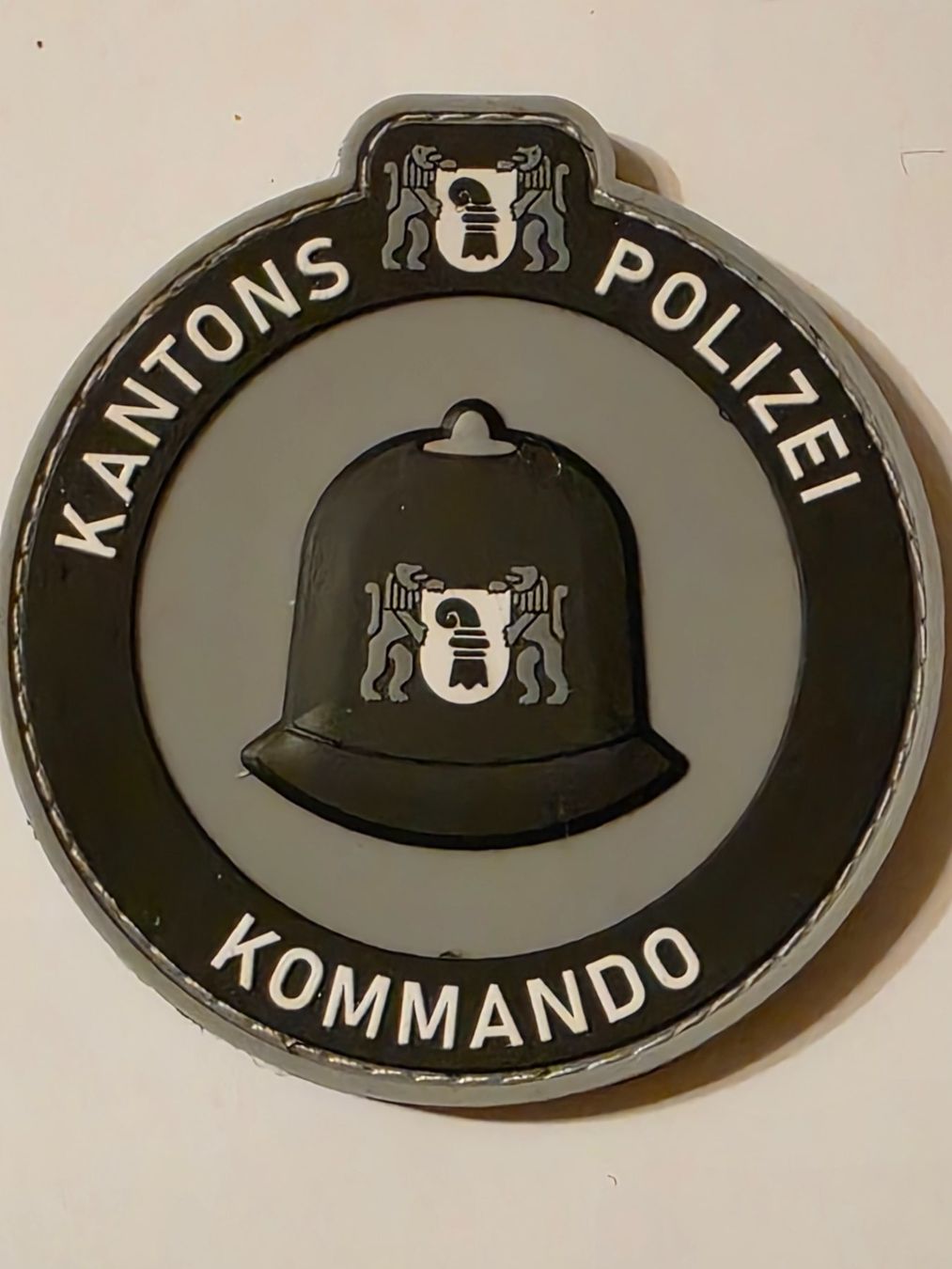 Schweizer Armee Placchette & Badge: Kantonspolizei Basel Badge Kommando Pvc Klett neu – Nuovo (secondo la descrizione) da Nyon venduto da freetoys08