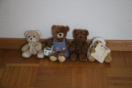 vier knuddlige Teddybären