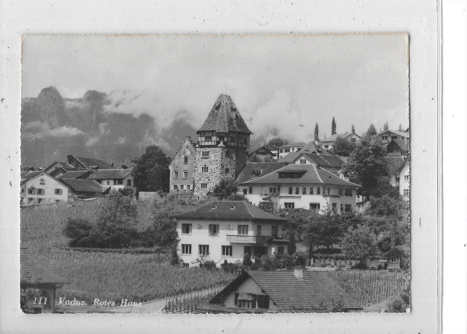 Cartoline postali: FL Vaduz Rotes Haus – Usato da Schocherswil venduto da Wilare