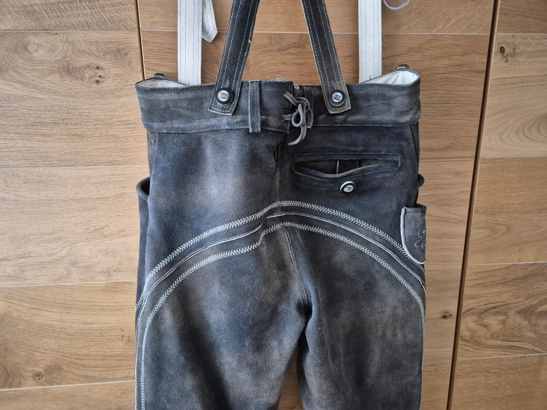 Pantalons: Lederhose mit Hosenträger – D'occasion à Spiez par geminus 3