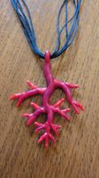 Collier fantaisie avec pendentif corail rouge en verre