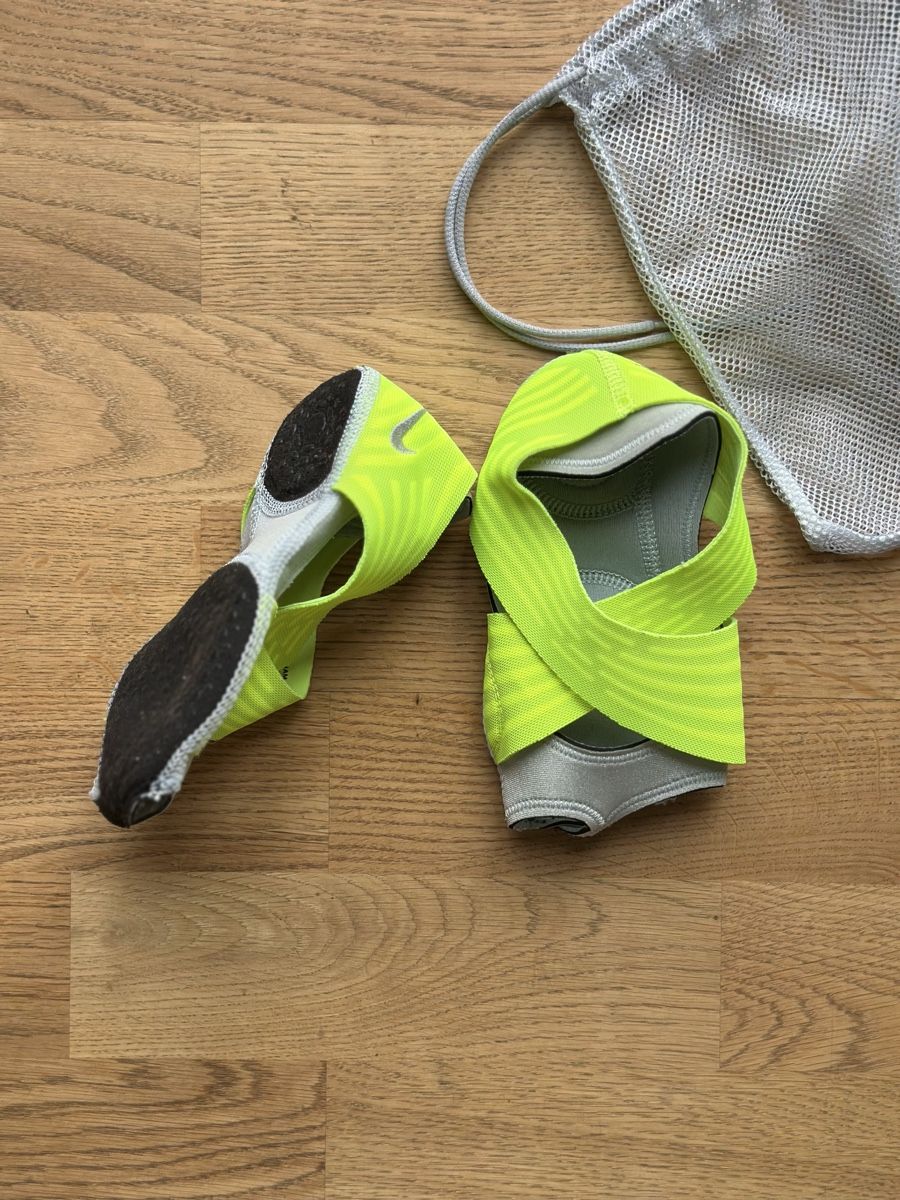 Nike Scarpe da donna: Nike Studio Wrap Pack 4 Training Schlappen Gr. M (39/40) – Nuovo (secondo la descrizione) da Basel venduto da FatmaCan52 1