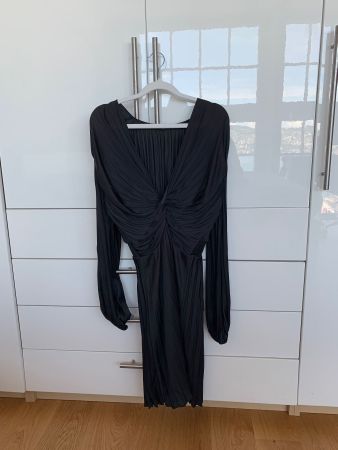 schwarzes Plissee-Kleid von MAJE (Grösse 38 / M)