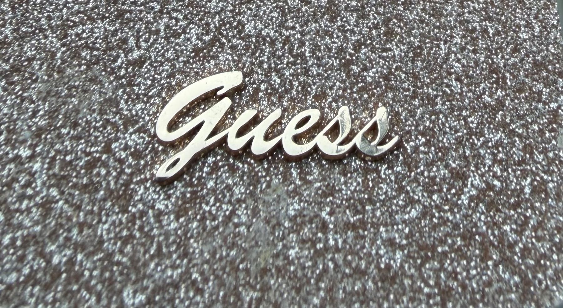 Guess Cover & Protezioni schermo: Guess Gold Glitzer Handyhülle iPhone 15 Pro – Nuovo (secondo la descrizione) da Eglisau venduto da kzo_gm8c 1