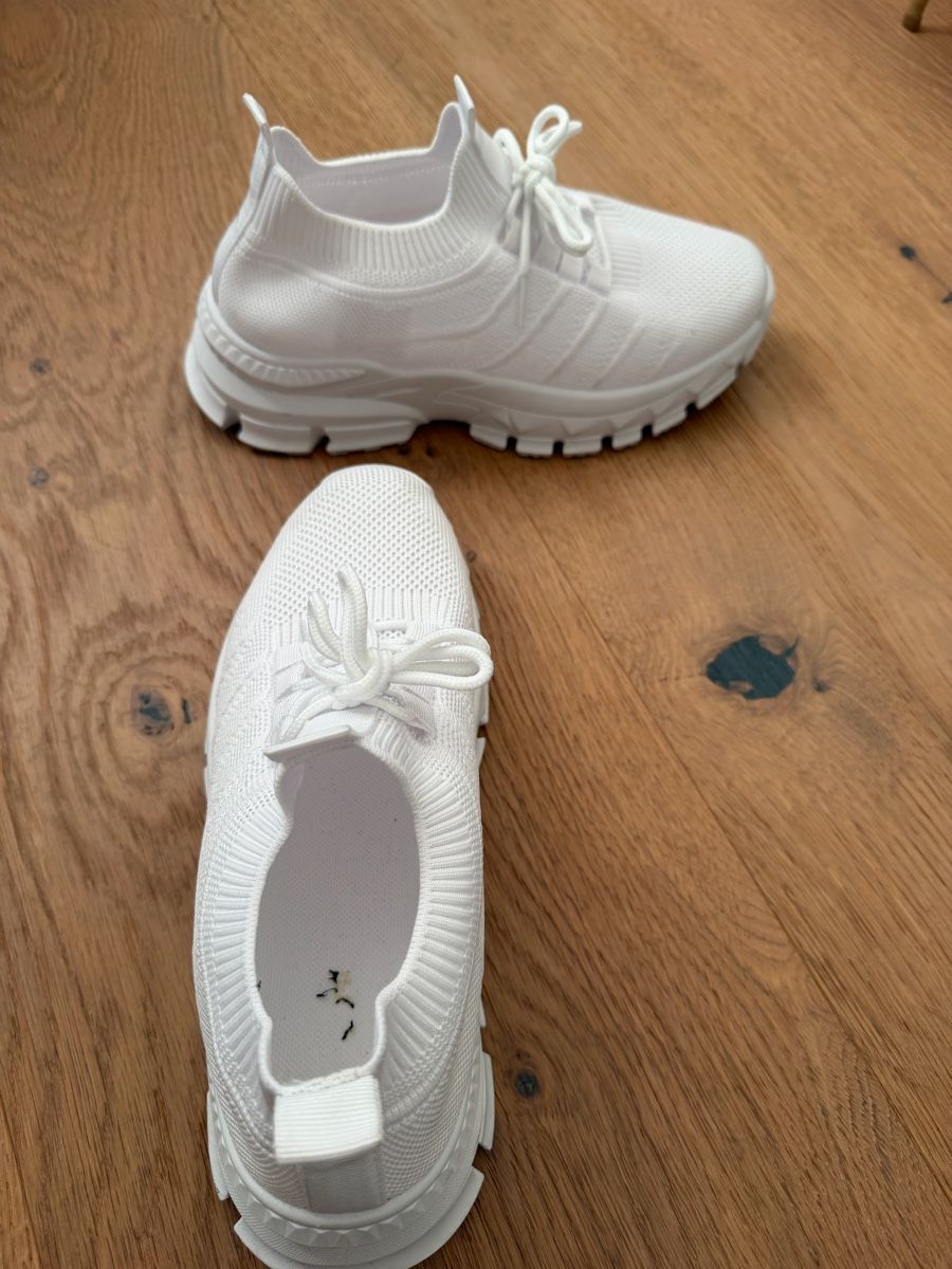 Damenschuhe: Weisse Sneaker, neuwertig, Grösse 38. – Gebraucht aus Richterswil von Dfdo 2