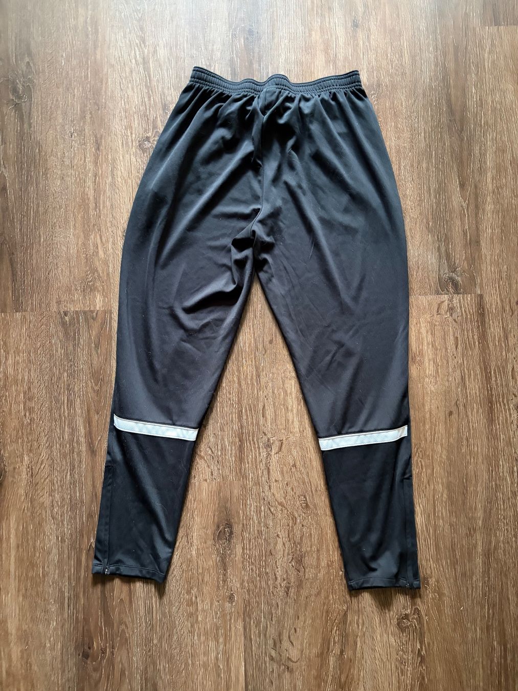 Nike Pantaloni: Red Bull Leipzig Trainerhose Gr. M – Usato da Muttenz venduto da bargain_hunter 3