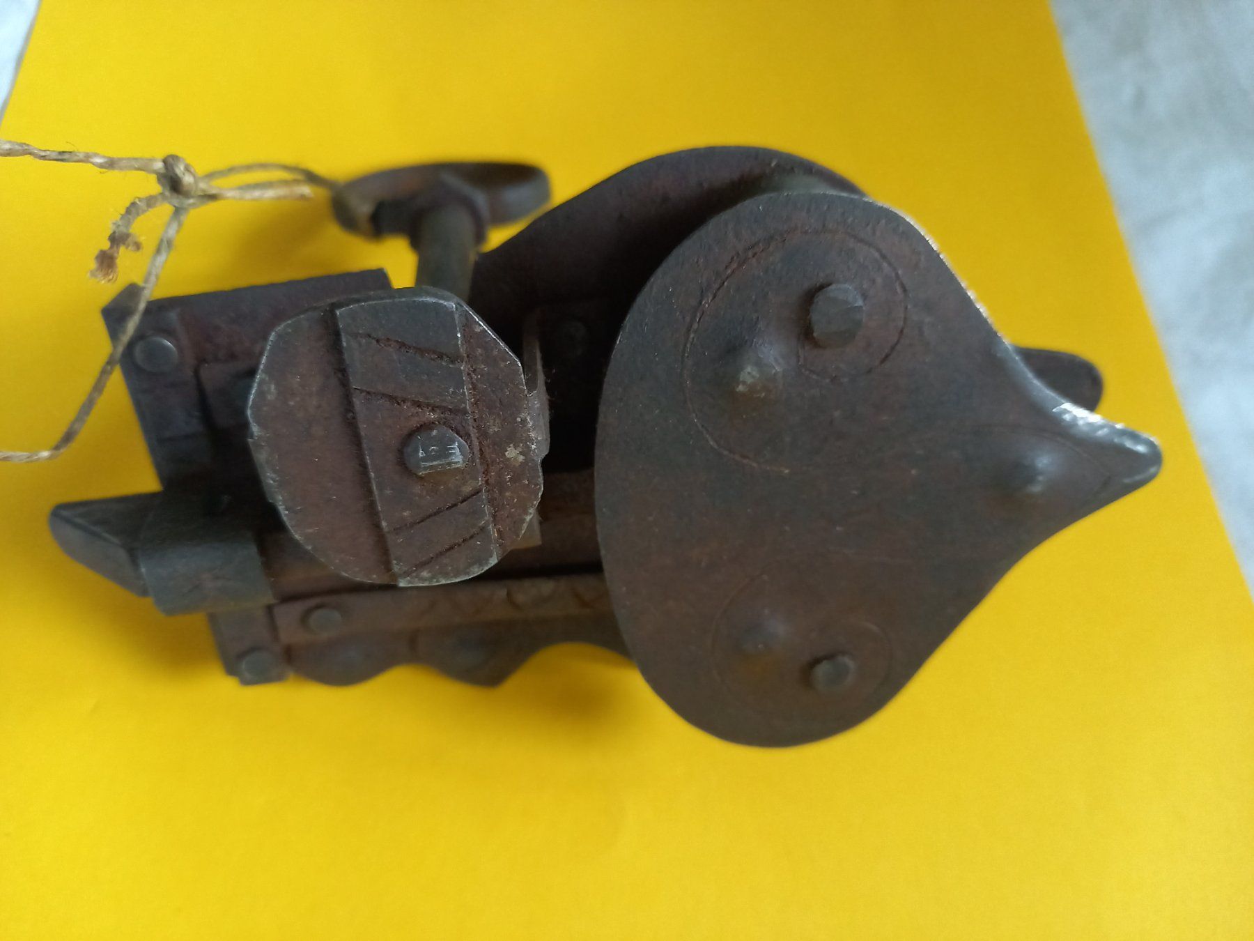 Lucchetti: Serrure ancienne de coffre en fer forgé avec sa clef – Usato da Rossens FR venduto da Souris1 2