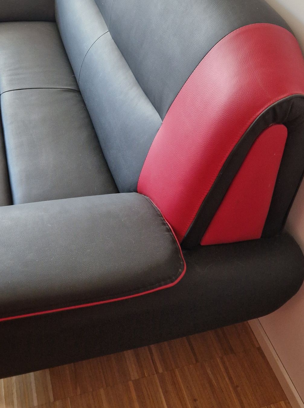 Sofas: Schwarzes Kunstleder Sofa mit roten Akzenten – Gebraucht aus Zürich von Sissi-Minouche 2