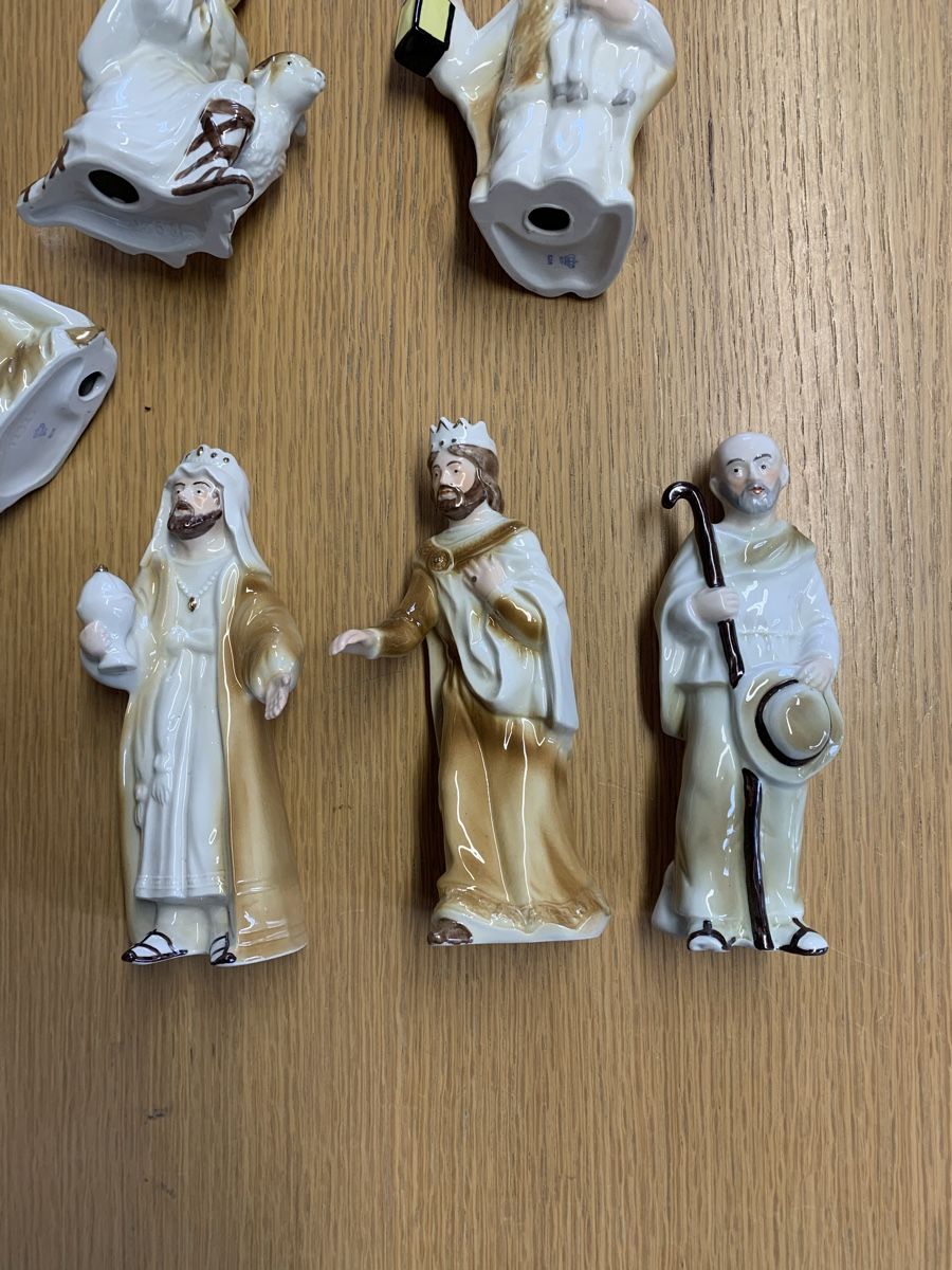 Statuette: Krippenfiguren aus Keramik, schon etwas Älter – Usato da Winden venduto da EmilNeu 3