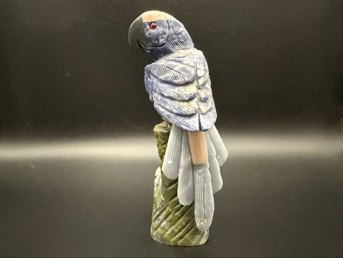Figuren: Geschnitzte Papageienfigur aus Hartstein, Vintage – Gebraucht aus Lamone von LaCantinaMagica