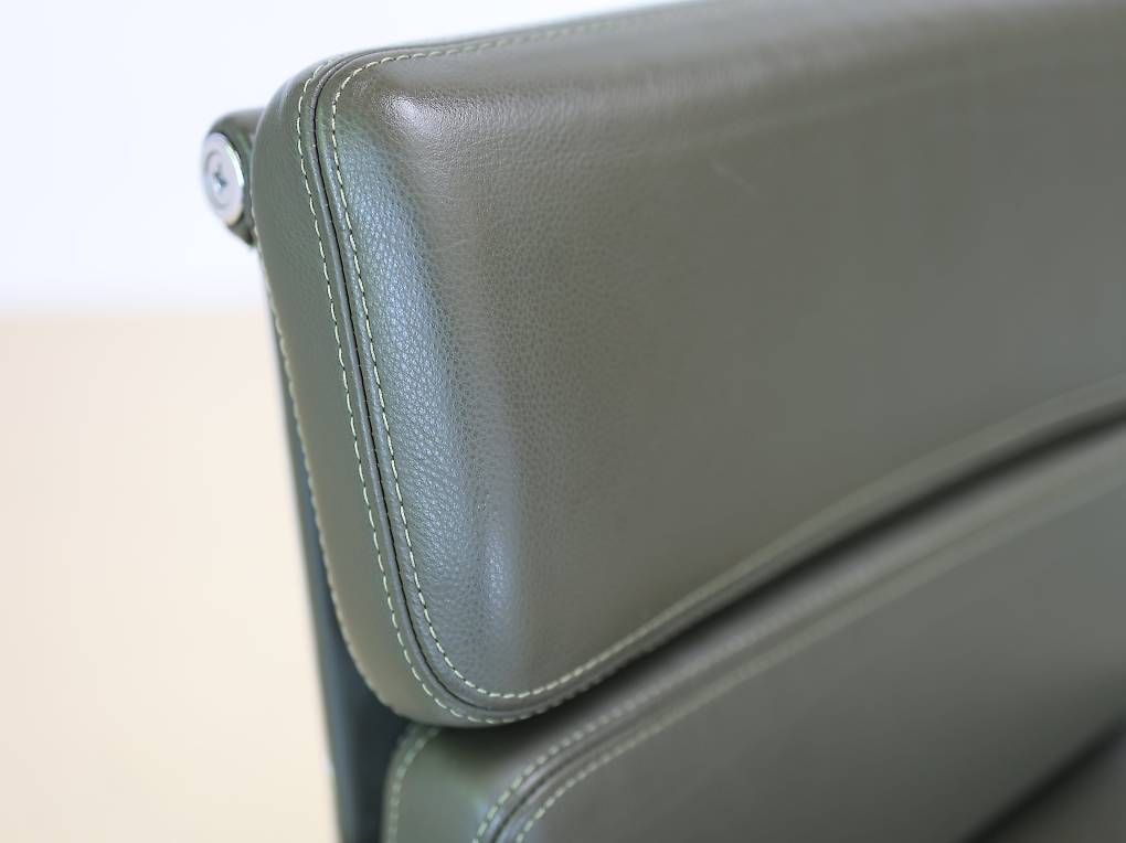 Eames Sedie: Vitra Eames EA 208 Softpad Bürostühle | Olive Leder – Usato da Meinisberg venduto da atelier_TILIJA 3