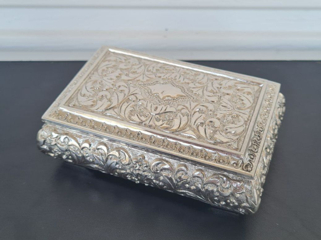 Portagioie: Kleine Schmuckschatulle / Farbe; Silber / rotes Innenfutter – Usato da Safenwil venduto da Husqi2000