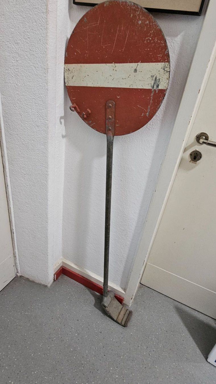 SBB/CFF/FFS Schilder: Gleissperrtafel – Gebraucht aus Bettlach von Natan3