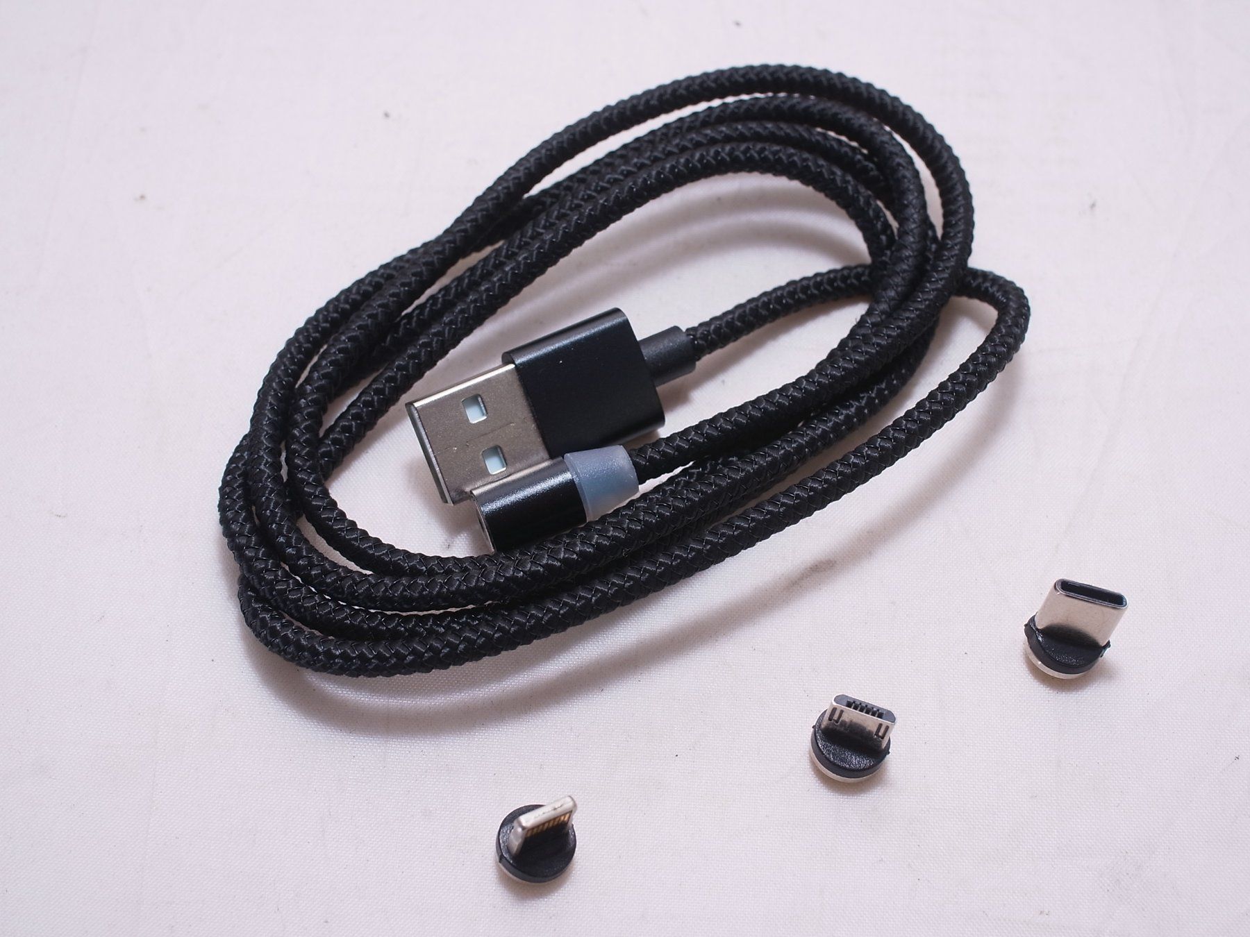 Cavi: 4 Handy Ladekabel Magnet USB mit 3 Adapter Micro USB, C, iOS – Nuovo (secondo la descrizione) da Zürich venduto da dnk_nrd8