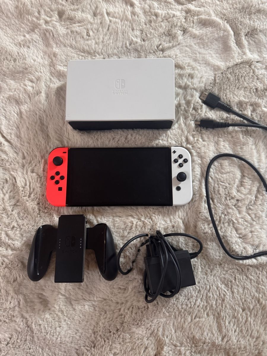 Nintendo Console: Nintendo Switch Oled mit Zubehör – Usato da Netstal venduto da Djukaxgajic01